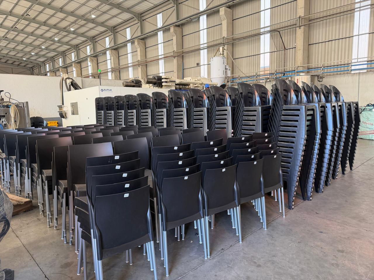 Production injection moulding machine